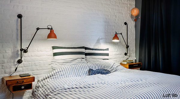 Mittelgroßes Industrial Hauptschlafzimmer ohne Kamin mit weißer Wandfarbe und braunem Holzboden in Valencia