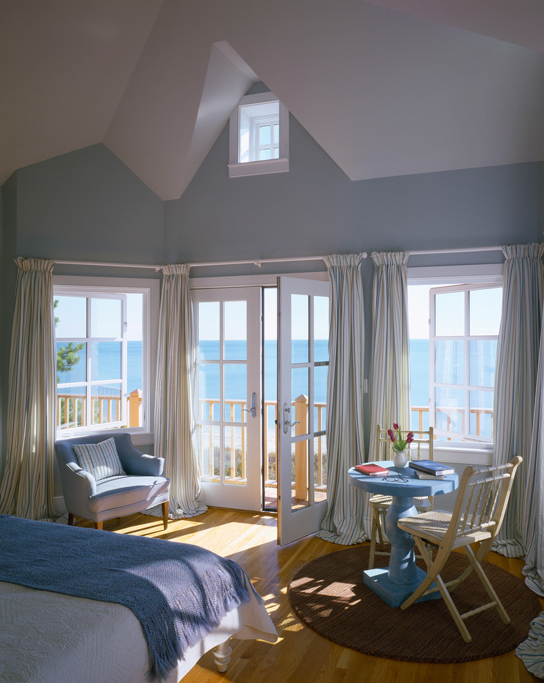 Inspiration för klassiska sovrum, med blå väggar och mellanmörkt trägolv