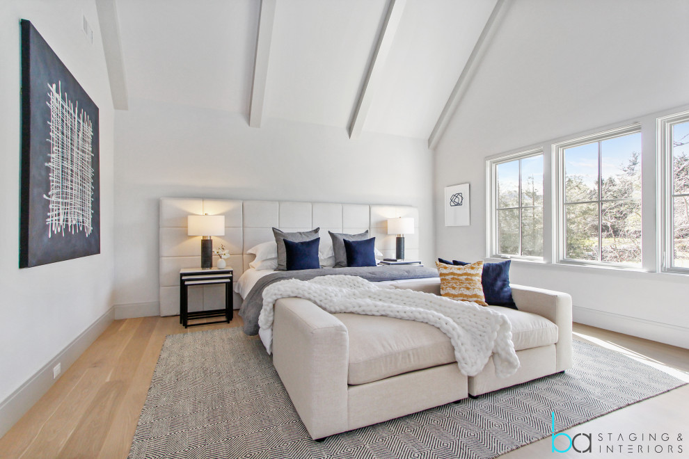 Foto de dormitorio principal y abovedado actual grande con paredes blancas, suelo de madera clara y suelo beige