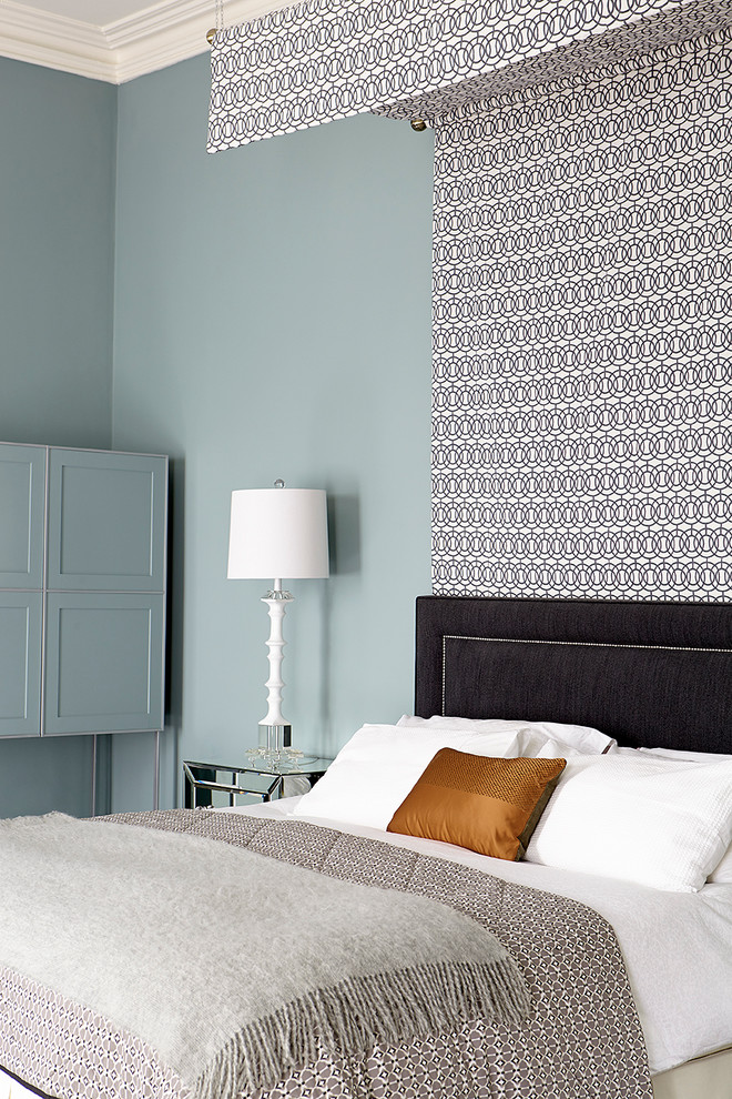 Идея дизайна: спальня в стиле неоклассика (современная классика) с синими стенами