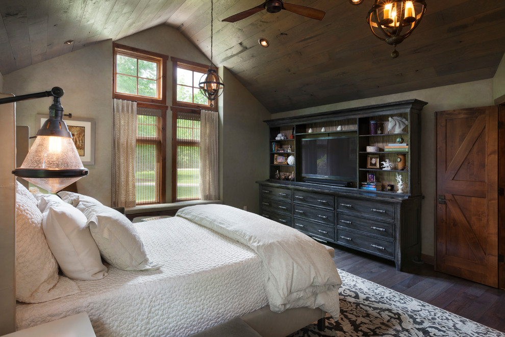 Пример оригинального дизайна: большая хозяйская спальня в стиле рустика с бежевыми стенами, темным паркетным полом и коричневым полом без камина