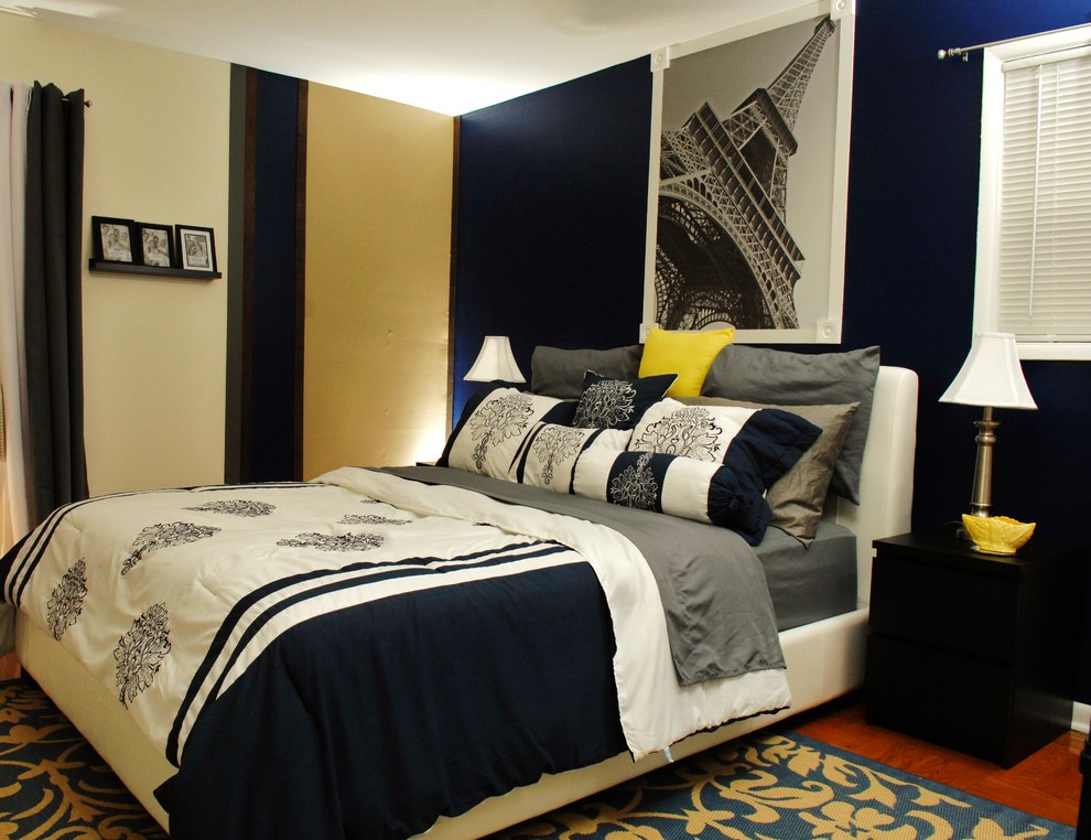 Klassisk inredning av ett litet sovrum, med blå väggar och mellanmörkt trägolv