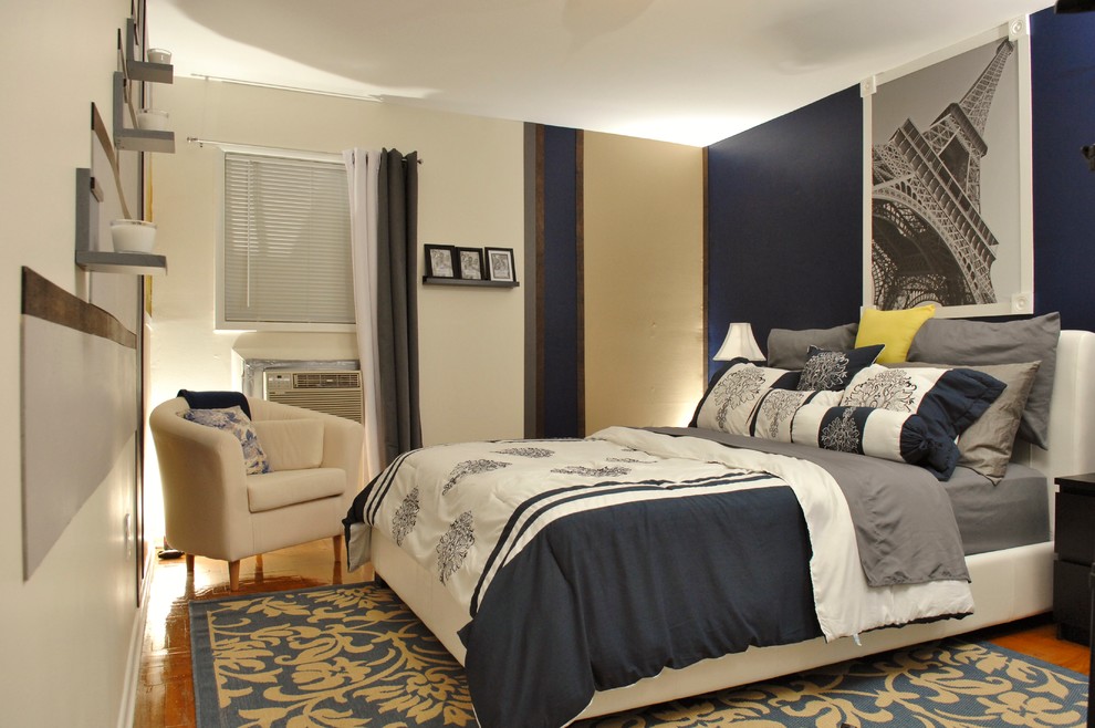 Inspiration för ett litet vintage sovrum, med blå väggar och mellanmörkt trägolv