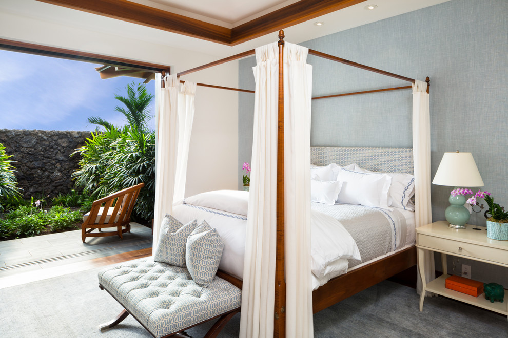Imagen de dormitorio principal tropical con paredes azules