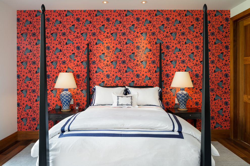 Exempel på ett exotiskt sovrum, med flerfärgade väggar och mellanmörkt trägolv