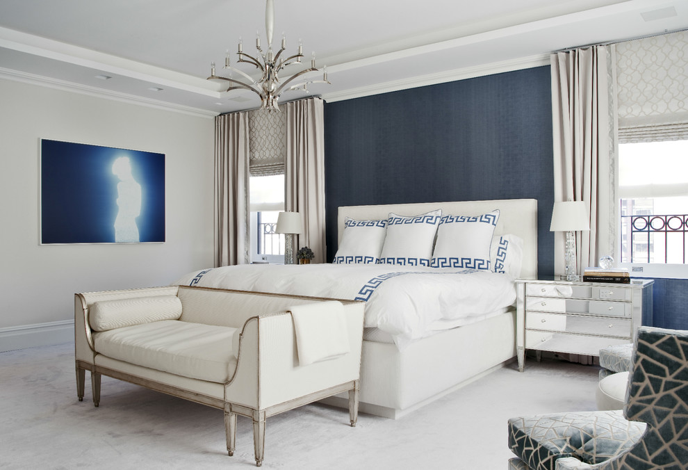 Klassisches Hauptschlafzimmer mit blauer Wandfarbe und Teppichboden in New York
