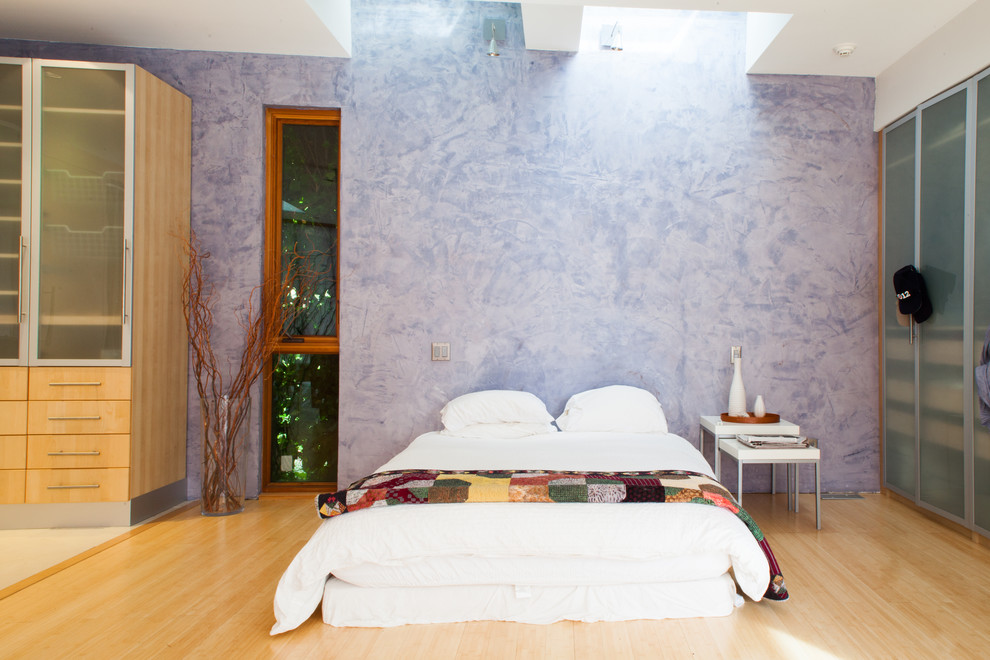 他の地域にあるコンテンポラリースタイルのおしゃれな寝室のインテリア