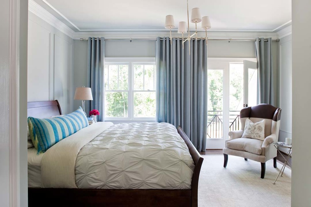 На фото: хозяйская спальня среднего размера в классическом стиле с серыми стенами и темным паркетным полом с