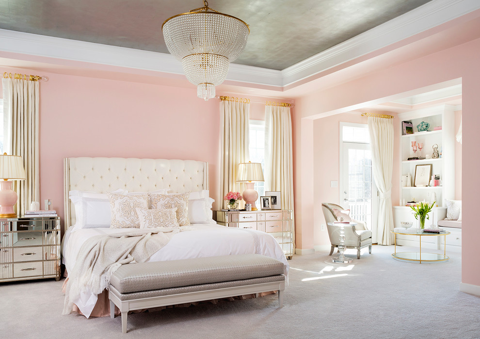 Imagen de dormitorio clásico con paredes rosas, moqueta y suelo gris