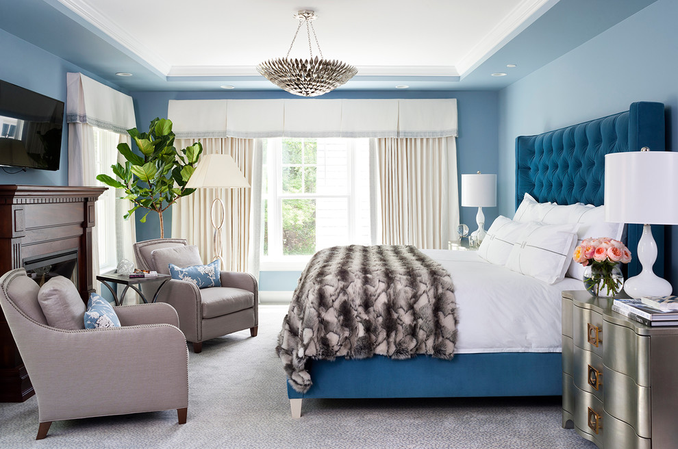 Inredning av ett klassiskt sovrum, med blå väggar, heltäckningsmatta och grått golv