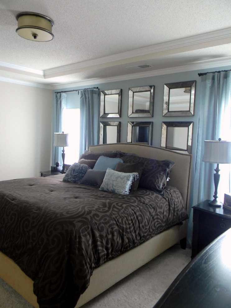 Foto de dormitorio clásico renovado sin chimenea con paredes azules y moqueta