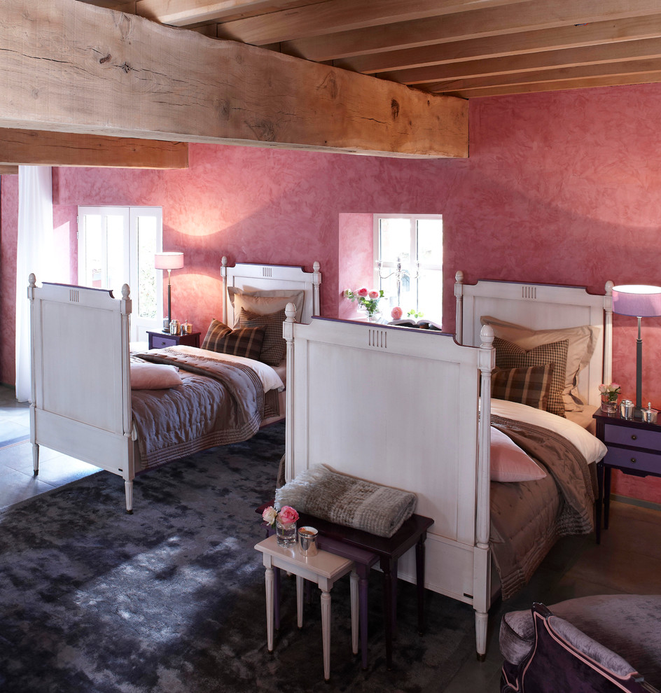 Aménagement d'une petite chambre classique avec un mur rose et un sol en carrelage de céramique.