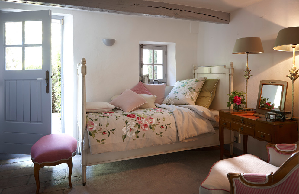 Foto di una piccola camera da letto chic con pavimento con piastrelle in ceramica