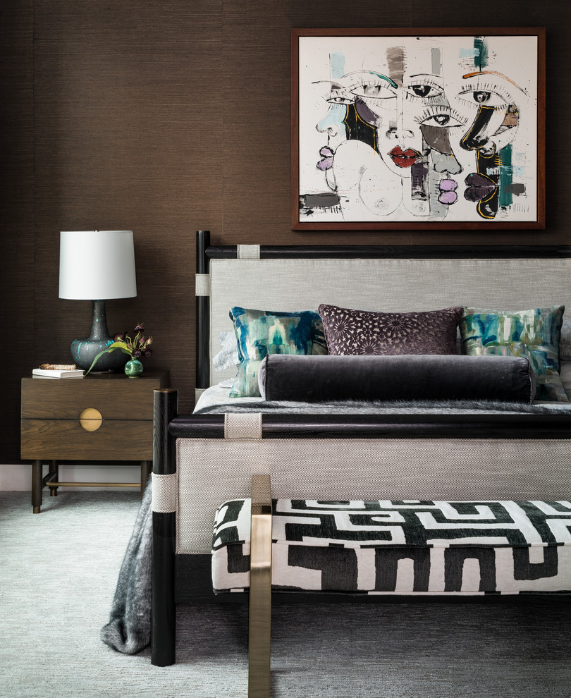 Inspiration pour une chambre avec moquette design avec un mur marron et un sol gris.