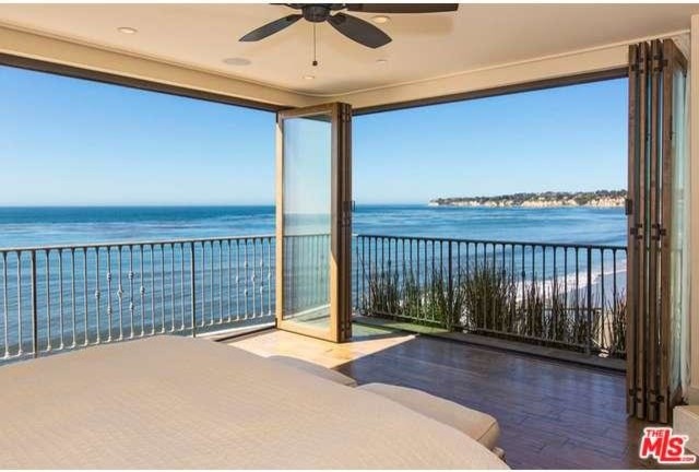 ロサンゼルスにある広いビーチスタイルのおしゃれな主寝室 (白い壁、淡色無垢フローリング)