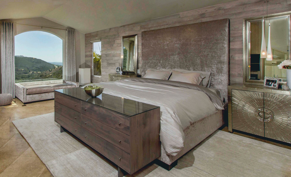 サンディエゴにある広いコンテンポラリースタイルのおしゃれな主寝室 (グレーの壁、ライムストーンの床、グレーとクリーム色) のインテリア