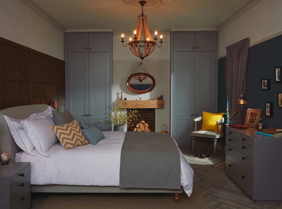 Diseño de dormitorio principal nórdico de tamaño medio con paredes azules, suelo de madera oscura, todas las chimeneas, marco de chimenea de madera y suelo gris