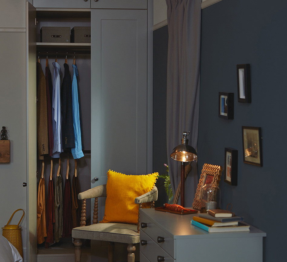 Idée de décoration pour une chambre parentale nordique de taille moyenne avec un mur bleu, parquet foncé, une cheminée standard et un manteau de cheminée en bois.