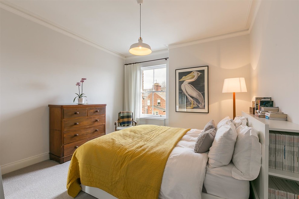 Источник вдохновения для домашнего уюта: спальня среднего размера в викторианском стиле с серыми стенами, ковровым покрытием и серым полом
