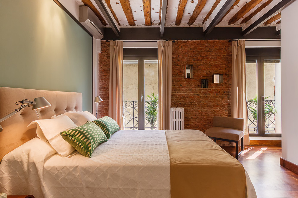 Стильный дизайн: большая хозяйская спальня в стиле фьюжн с зелеными стенами и паркетным полом среднего тона без камина - последний тренд
