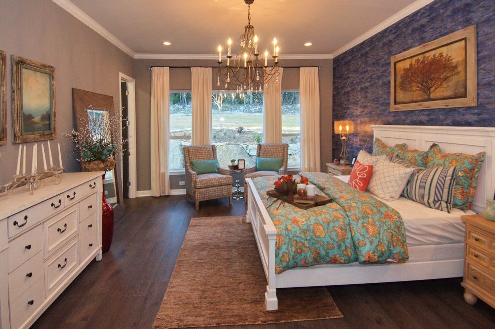 Mittelgroßes Landhausstil Hauptschlafzimmer ohne Kamin mit grauer Wandfarbe und braunem Holzboden in Austin