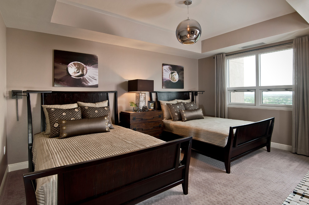 Modelo de habitación de invitados contemporánea con paredes grises y moqueta