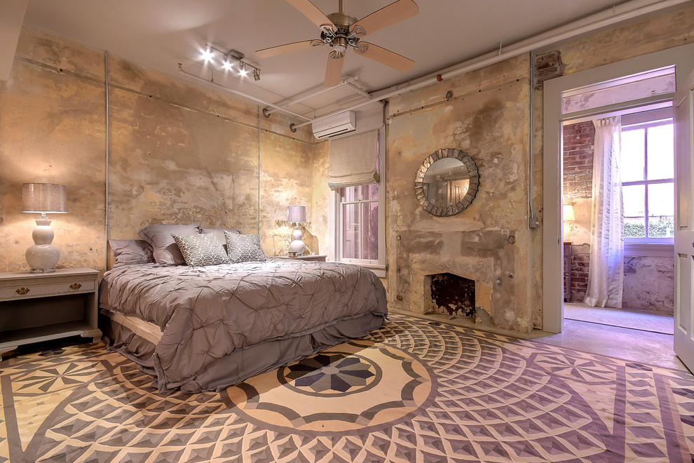 Ejemplo de dormitorio urbano con paredes beige, suelo de cemento y suelo gris
