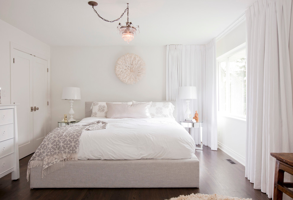 Inspiration för ett vintage sovrum, med vita väggar och mörkt trägolv