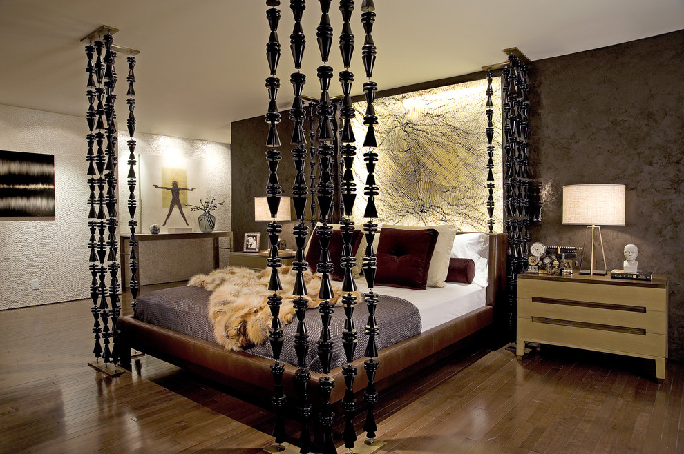 Modelo de dormitorio actual con paredes marrones y suelo de madera en tonos medios