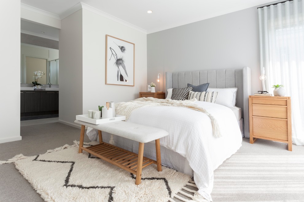 Skandinavisches Hauptschlafzimmer mit grauer Wandfarbe, Teppichboden und grauem Boden in Melbourne