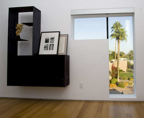 Imagen de dormitorio principal minimalista extra grande con paredes blancas, suelo de bambú, chimeneas suspendidas y marco de chimenea de metal