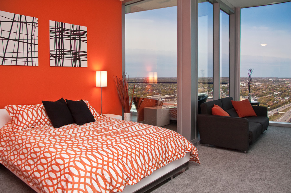 Идея дизайна: большая гостевая спальня (комната для гостей) в современном стиле с оранжевыми стенами и ковровым покрытием