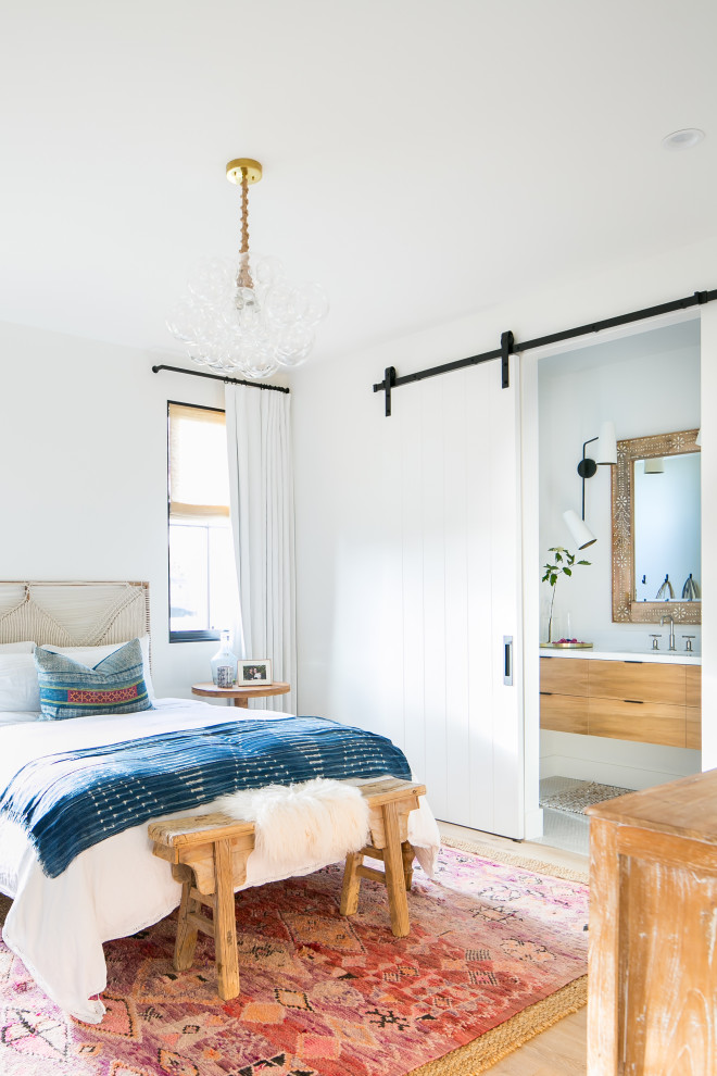 Свежая идея для дизайна: спальня в морском стиле с белыми стенами, светлым паркетным полом и бежевым полом - отличное фото интерьера