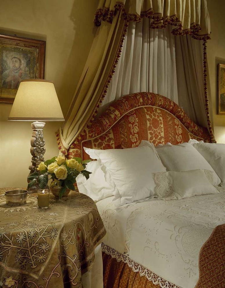 Modelo de habitación de invitados de estilo americano de tamaño medio sin chimenea con paredes beige y moqueta