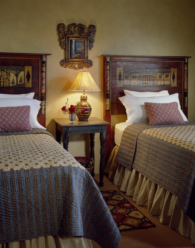 Foto di una camera degli ospiti american style di medie dimensioni con pareti beige, moquette e nessun camino