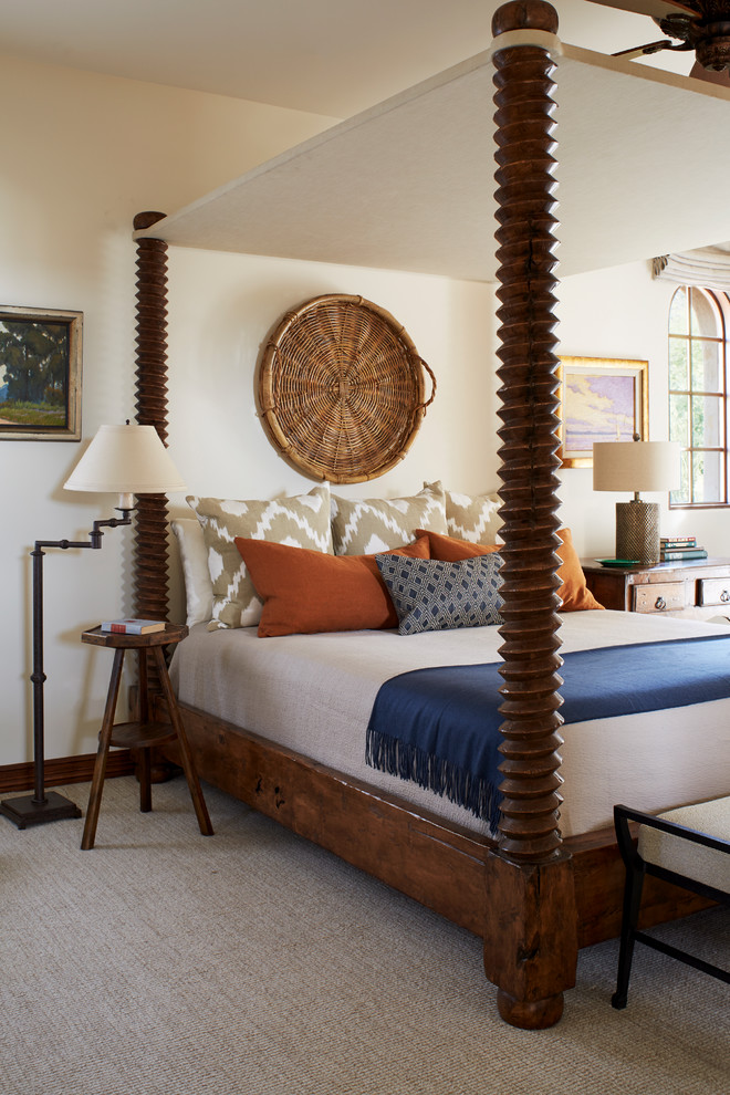Esempio di una camera da letto american style con pareti bianche, moquette e pavimento beige