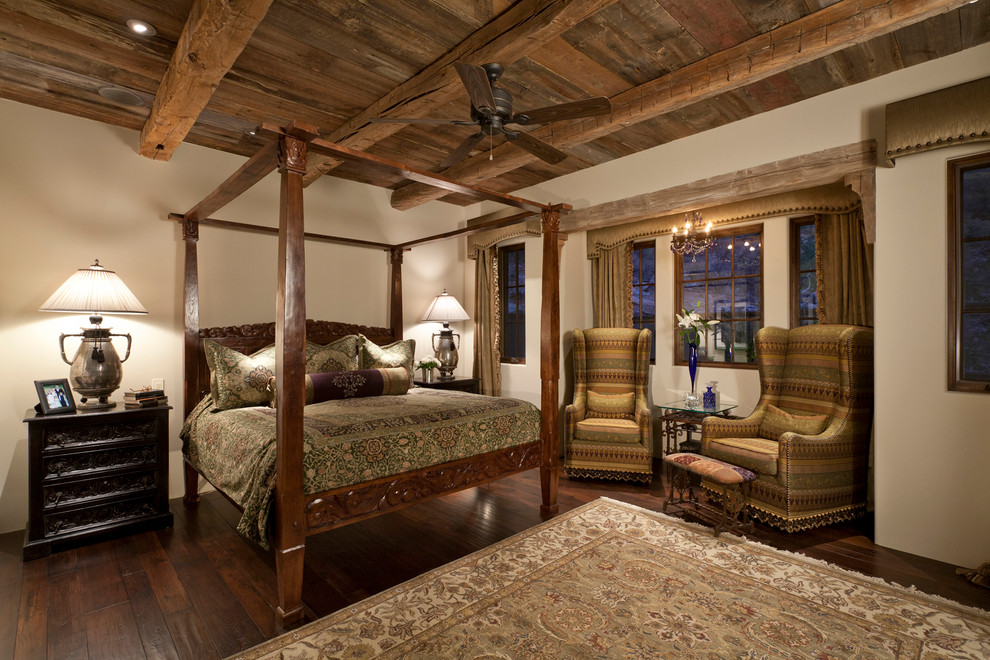 Foto de dormitorio principal mediterráneo grande sin chimenea con paredes beige y suelo de madera oscura