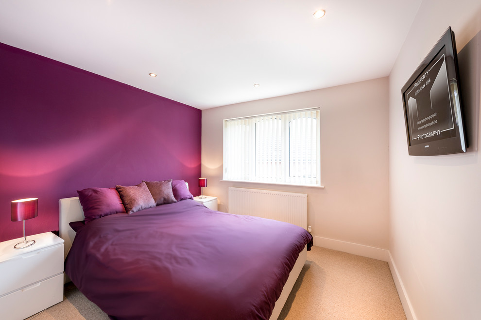 Idee per una camera matrimoniale classica di medie dimensioni con pareti viola, moquette e pavimento beige