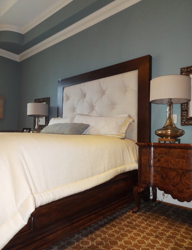 Пример оригинального дизайна: большая хозяйская спальня в классическом стиле с серыми стенами, паркетным полом среднего тона, стандартным камином и фасадом камина из камня