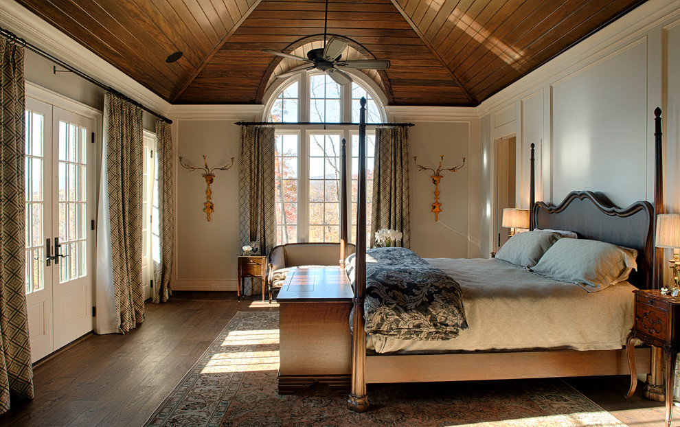На фото: спальня в классическом стиле с серыми стенами и темным паркетным полом с