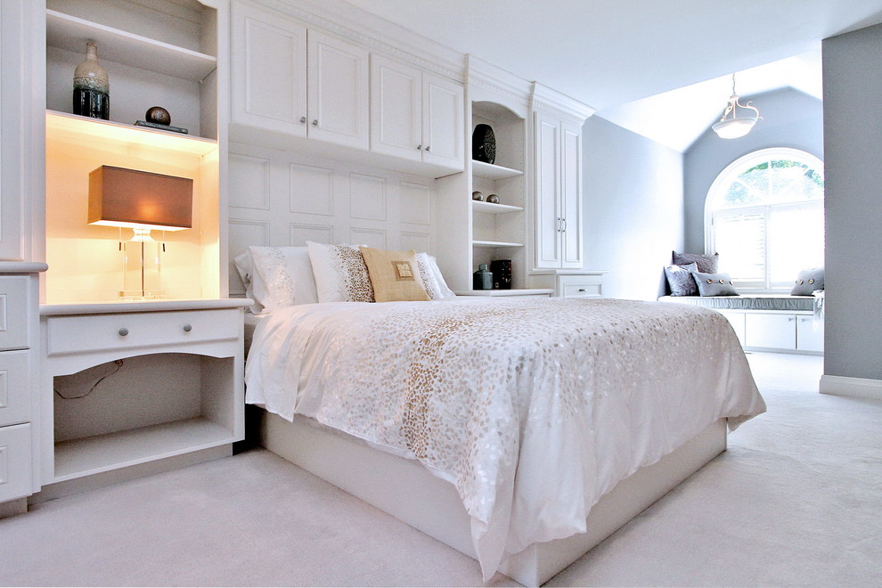 Bedroom - traditional bedroom idea in Toronto