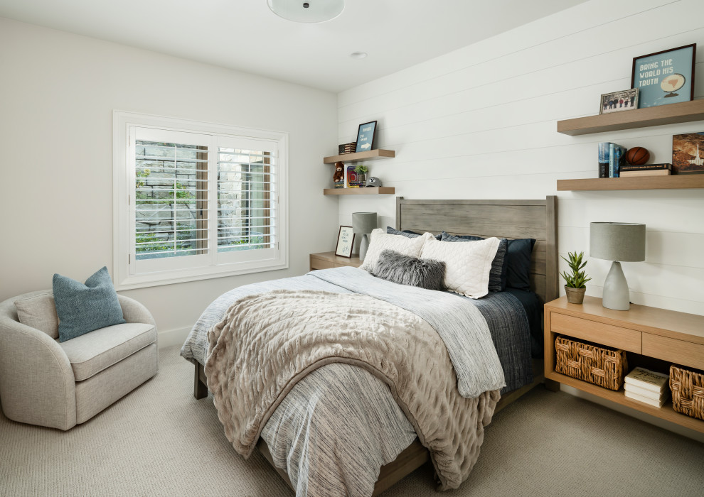 ソルトレイクシティにある広いカントリー風のおしゃれな客用寝室 (白い壁、カーペット敷き、暖炉なし、ベージュの床) のインテリア