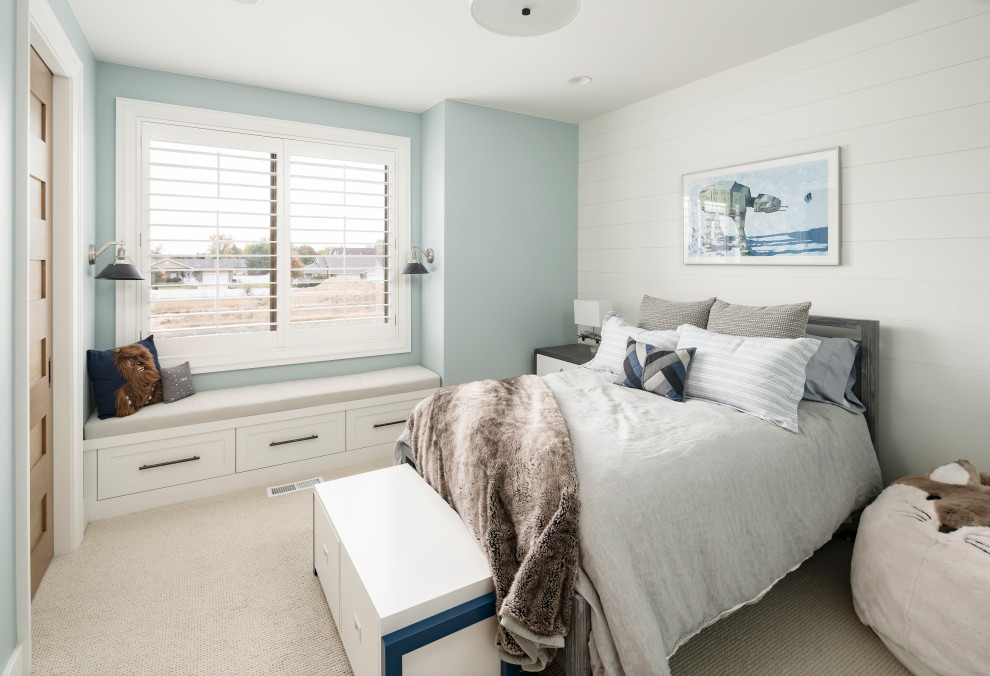 Foto de habitación de invitados campestre grande sin chimenea con paredes blancas, moqueta y suelo beige