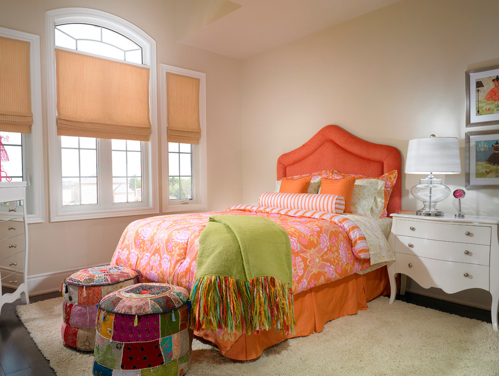 Imagen de dormitorio contemporáneo con paredes beige