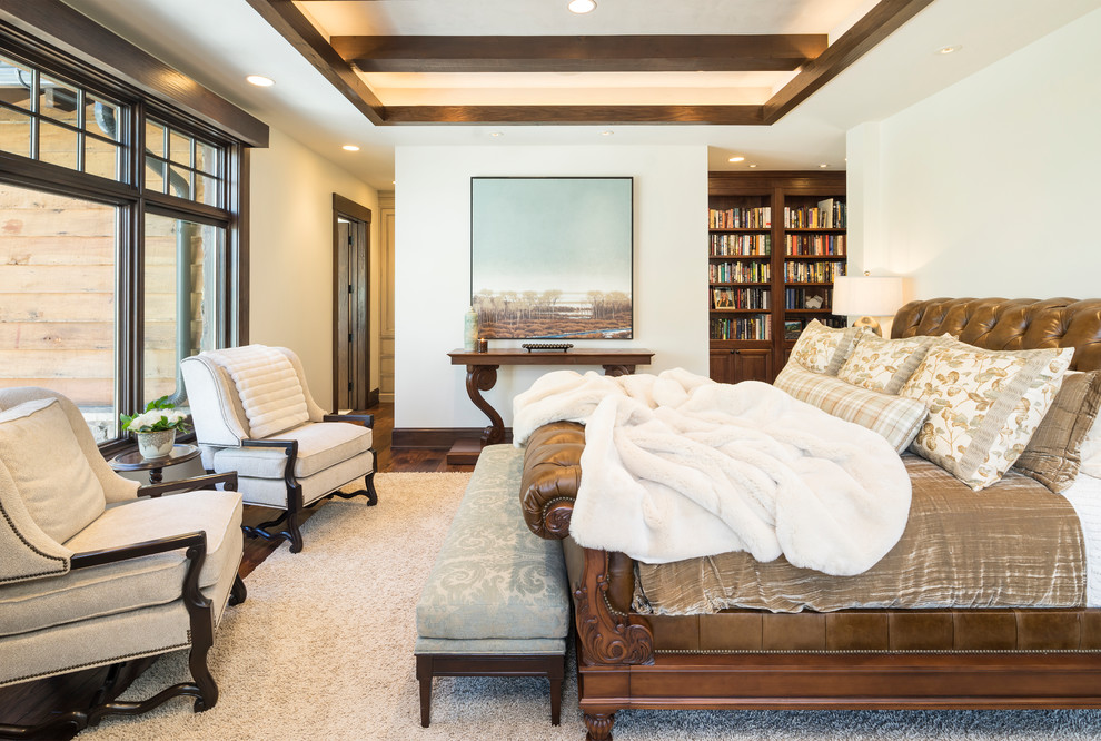 Imagen de dormitorio rústico con paredes blancas, suelo de madera en tonos medios y suelo marrón