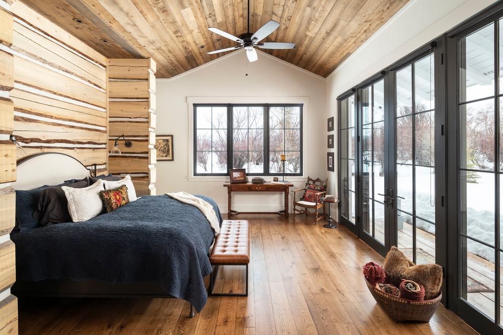 Landhausstil Schlafzimmer mit weißer Wandfarbe, braunem Holzboden und braunem Boden in Salt Lake City