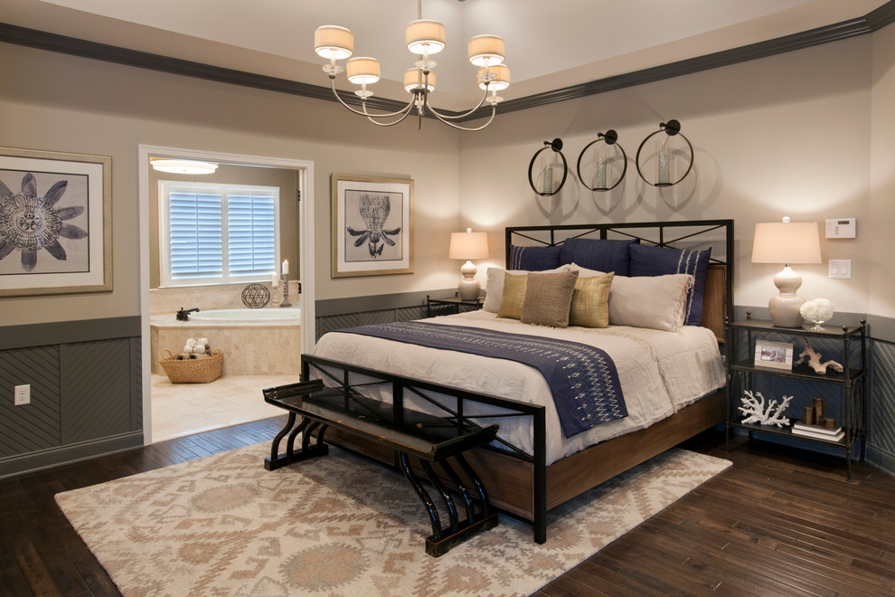Diseño de dormitorio clásico con paredes beige y suelo de madera oscura