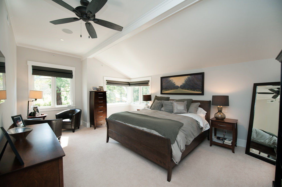 Imagen de dormitorio principal clásico de tamaño medio sin chimenea con paredes blancas y moqueta