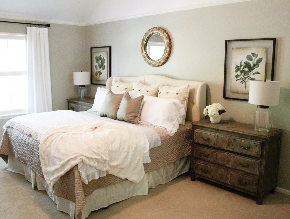 Diseño de dormitorio principal tradicional renovado de tamaño medio con paredes grises y moqueta