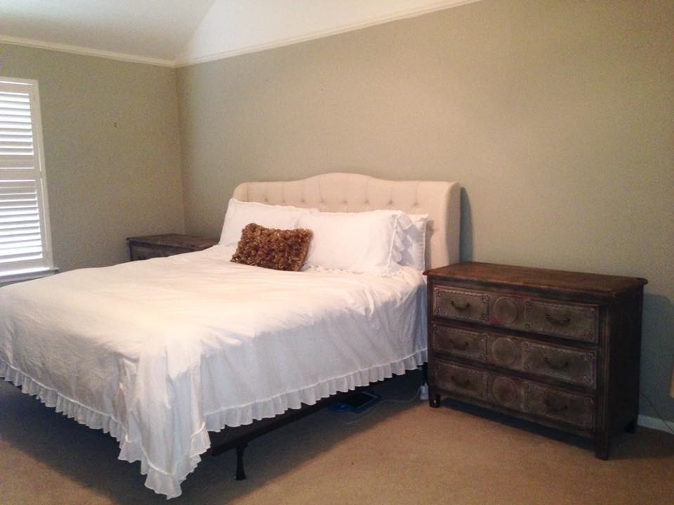 Foto de dormitorio principal tradicional renovado de tamaño medio sin chimenea con paredes grises y moqueta